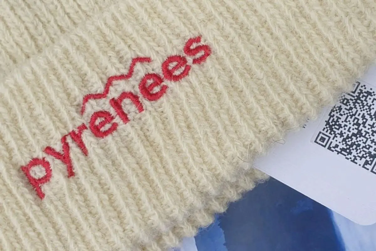 Bonnet aux couleurs de la marque Pyrénées créée par Bande à part